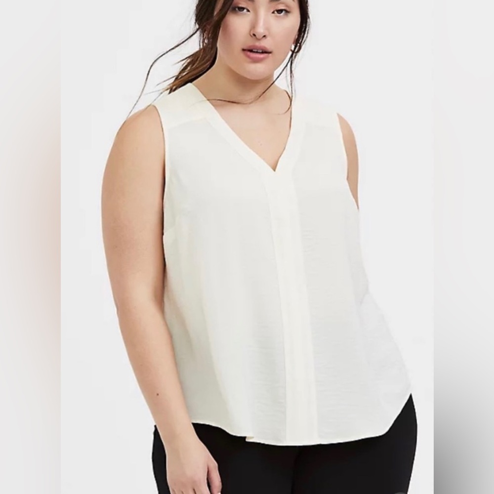 TORRID Ivory textured charmeuse tank